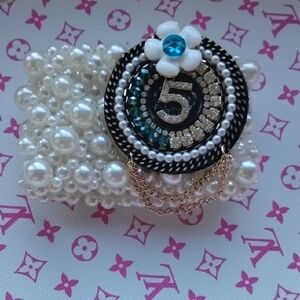 Elegant Pearl and Crystal Bracelet. One Size Fits All, The beacelt stretches.